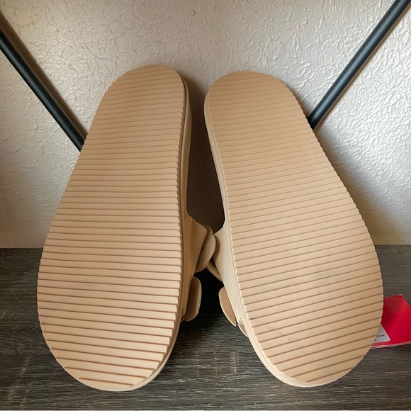 FARM RIO Monstera Leaf Anatomical Slide Sandals in Almond - Picture 4 of 8